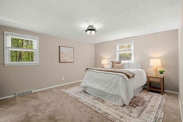 35 Freeport Dr, Burlington, MA 01803