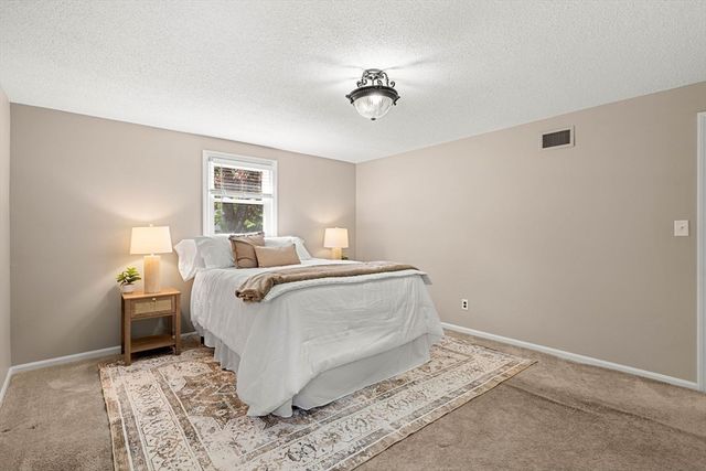 35 Freeport Dr, Burlington, MA 01803