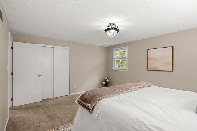 35 Freeport Dr, Burlington, MA 01803