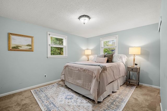 35 Freeport Dr, Burlington, MA 01803