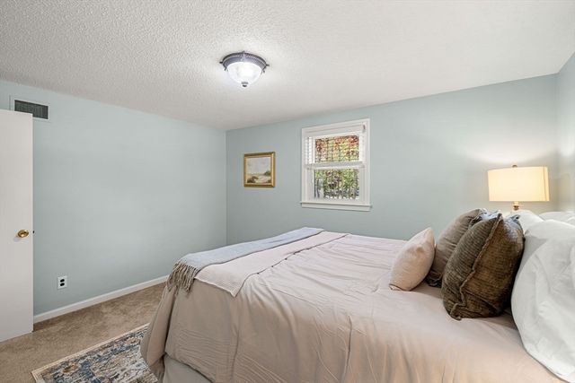 35 Freeport Dr, Burlington, MA 01803