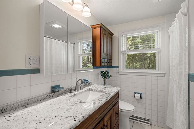 35 Freeport Dr, Burlington, MA 01803