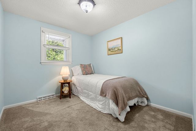 35 Freeport Dr, Burlington, MA 01803