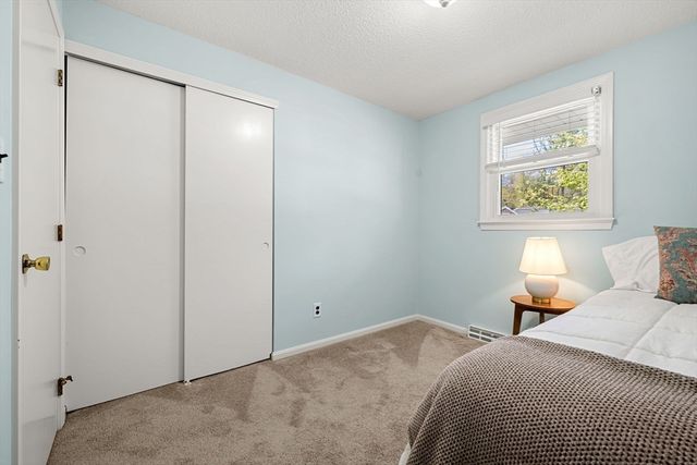 35 Freeport Dr, Burlington, MA 01803