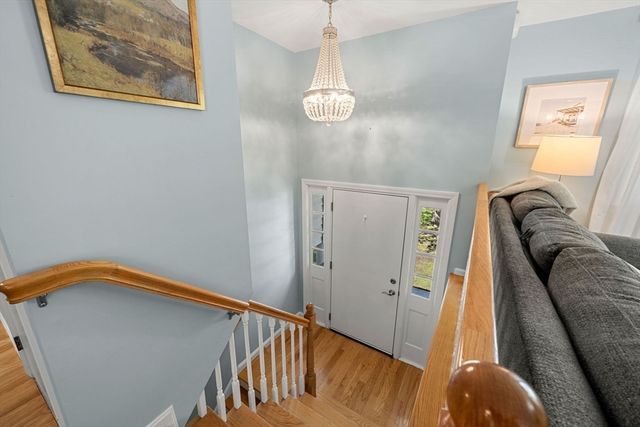 35 Freeport Dr, Burlington, MA 01803