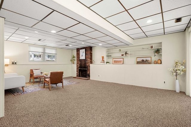 35 Freeport Dr, Burlington, MA 01803