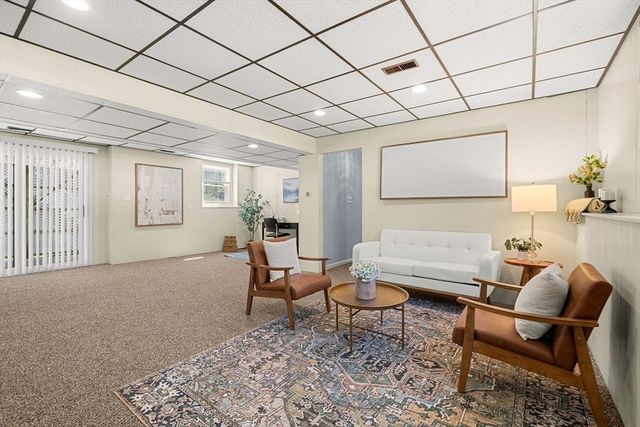 35 Freeport Dr, Burlington, MA 01803