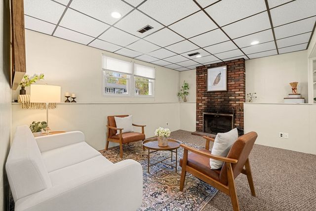 35 Freeport Dr, Burlington, MA 01803