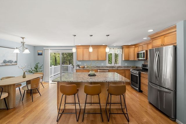 35 Freeport Dr, Burlington, MA 01803