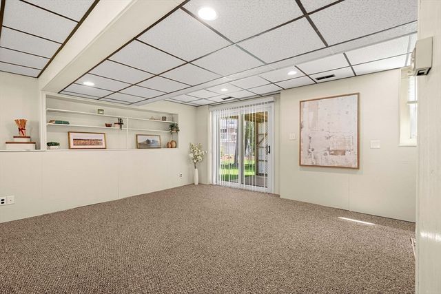 35 Freeport Dr, Burlington, MA 01803