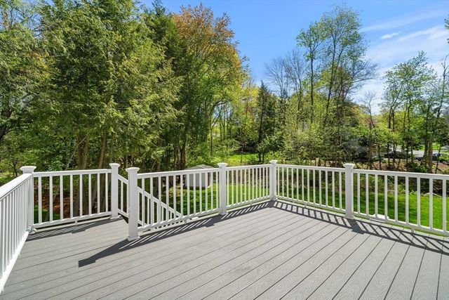 35 Freeport Dr, Burlington, MA 01803