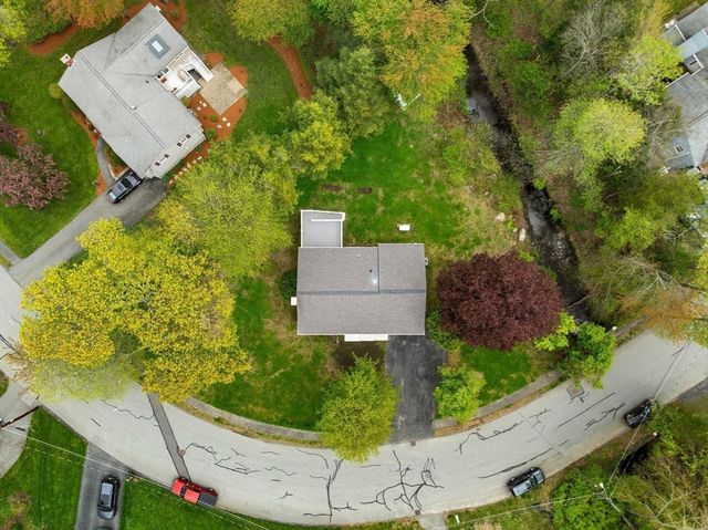 35 Freeport Dr, Burlington, MA 01803