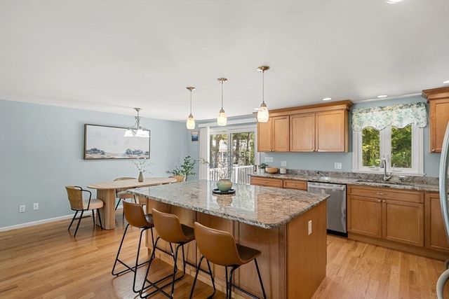 35 Freeport Dr, Burlington, MA 01803