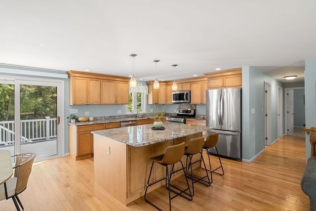 35 Freeport Dr, Burlington, MA 01803