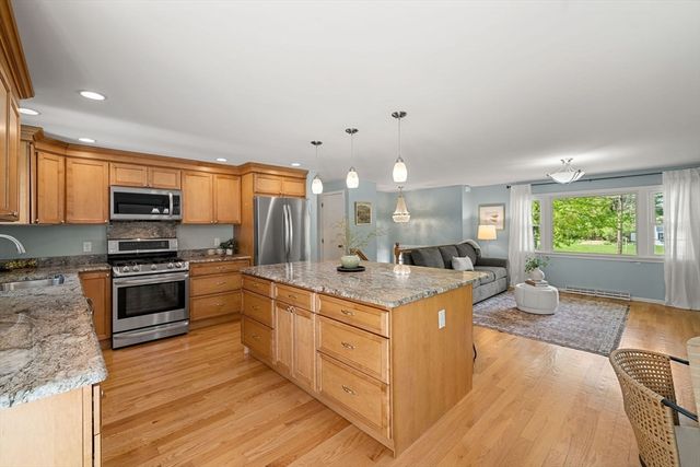 35 Freeport Dr, Burlington, MA 01803