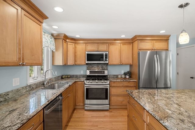 35 Freeport Dr, Burlington, MA 01803