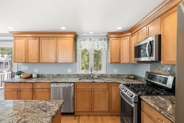 35 Freeport Dr, Burlington, MA 01803