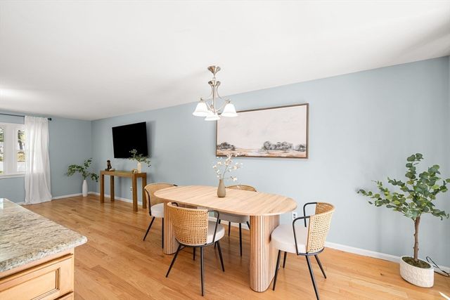 35 Freeport Dr, Burlington, MA 01803