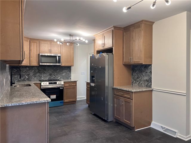 911 Richview Dr, Union Twp, PA 16101