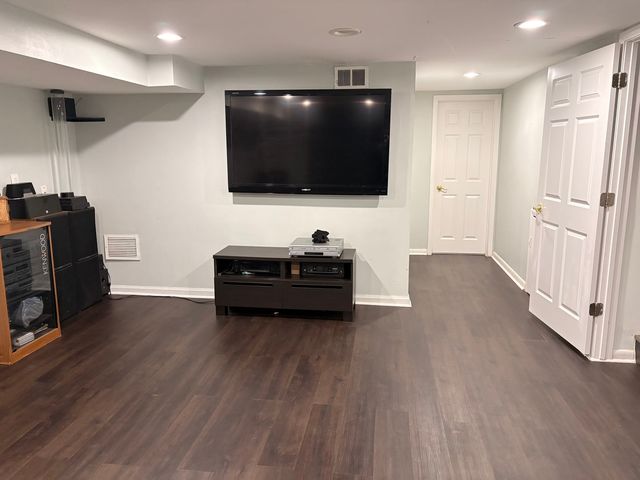 5212 Harmswood Terrace, Skokie, IL 60077