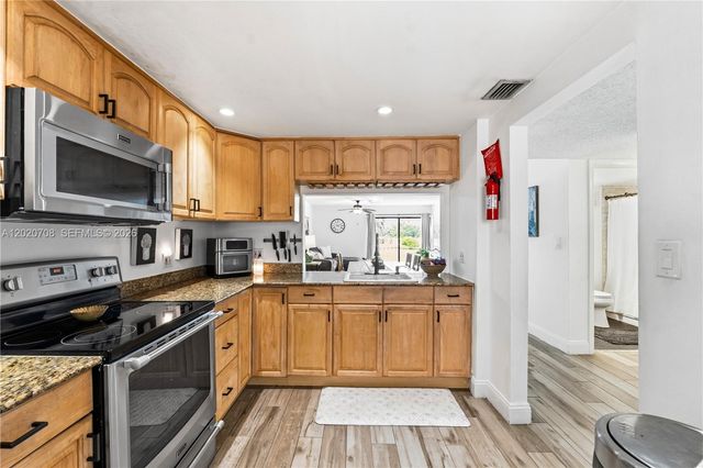 430 Commodore Dr 213, Plantation, FL 33325
