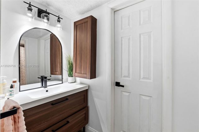 430 Commodore Dr 213, Plantation, FL 33325