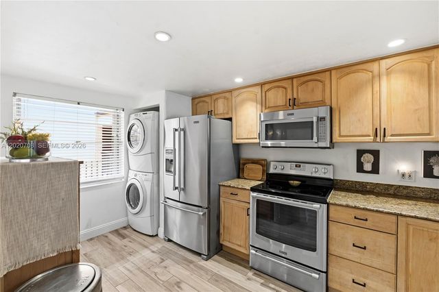 430 Commodore Dr 213, Plantation, FL 33325