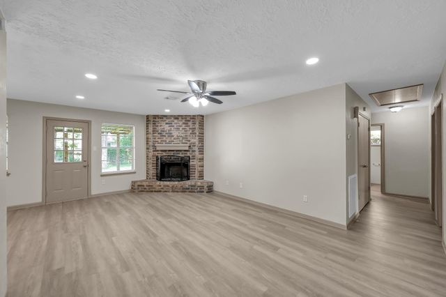 7 Ollerton Drive, Conroe, TX 77303