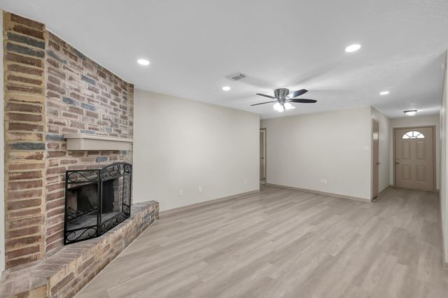 7 Ollerton Drive, Conroe, TX 77303