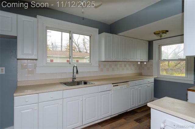 577 Peacock Avenue, Pontiac, MI 48340