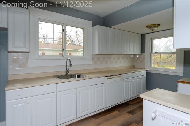 577 Peacock Avenue, Pontiac, MI 48340