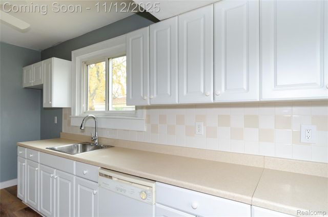 577 Peacock Avenue, Pontiac, MI 48340