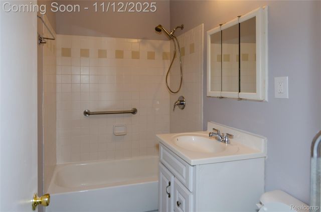 577 Peacock Avenue, Pontiac, MI 48340