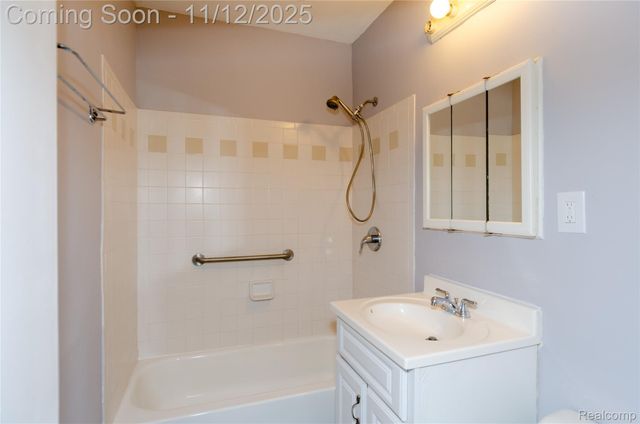 577 Peacock Avenue, Pontiac, MI 48340