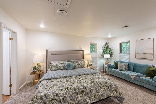 1146 N Eastwood Drive, Fayetteville, AR 72701