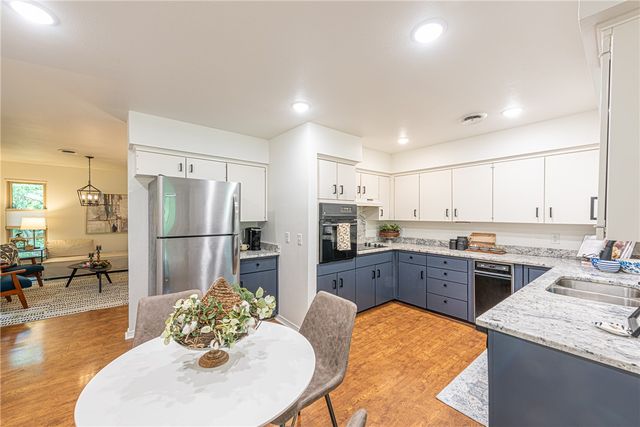 1146 N Eastwood Drive, Fayetteville, AR 72701