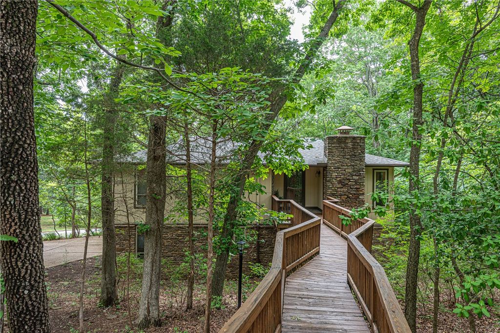 1146 N Eastwood Drive, Fayetteville, AR 72701