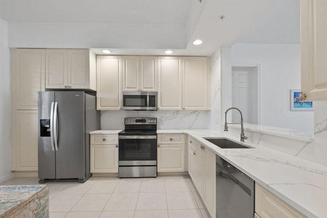 11 Harbour Isle Drive W 206, Fort Pierce, FL 34949