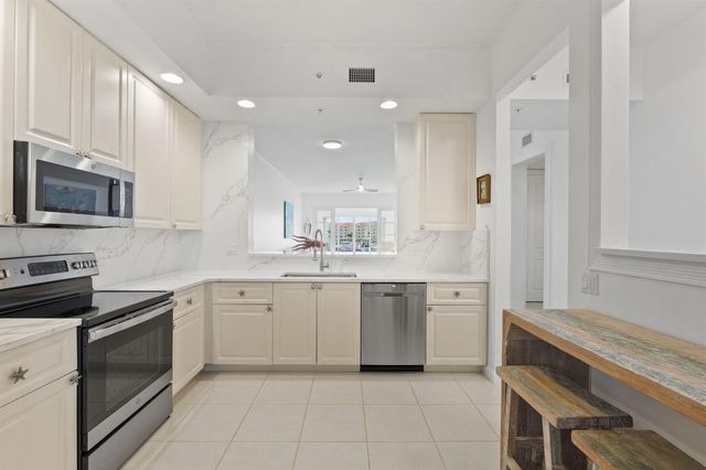 11 Harbour Isle Drive W 206, Fort Pierce, FL 34949