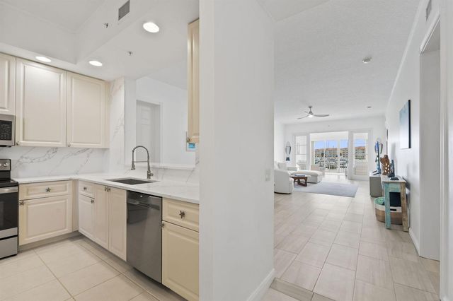 11 Harbour Isle Drive W 206, Fort Pierce, FL 34949