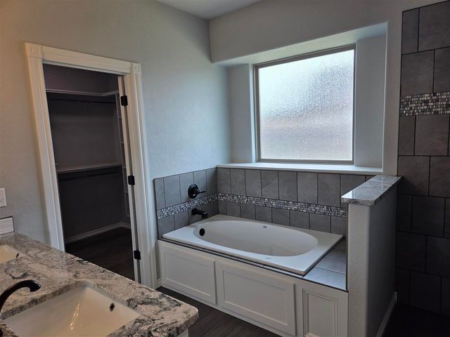 5976 NE Tadpole Dr, Elgin, OK 73538