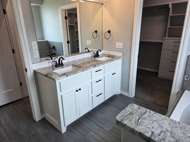 5976 NE Tadpole Dr, Elgin, OK 73538