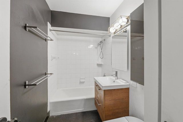733 W 9th Avenue, Oshkosh, WI 54902