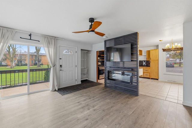733 W 9th Avenue, Oshkosh, WI 54902