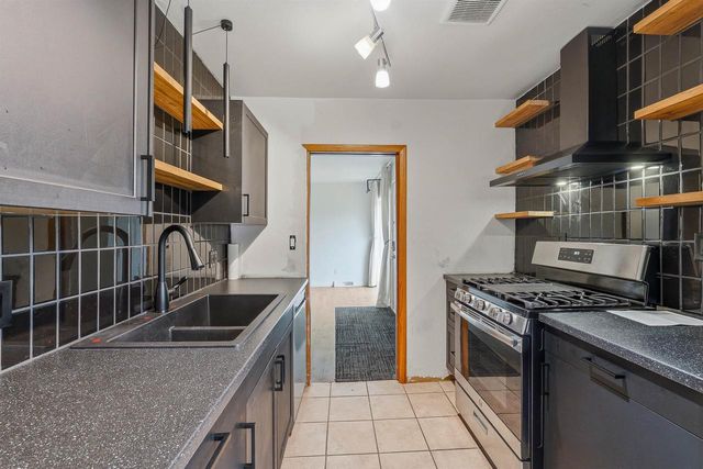 733 W 9th Avenue, Oshkosh, WI 54902