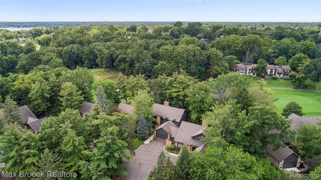 1935 Pine Ridge Lane, Bloomfield Charter Township, MI 48302