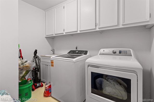 1935 Pine Ridge Lane, Bloomfield Charter Township, MI 48302