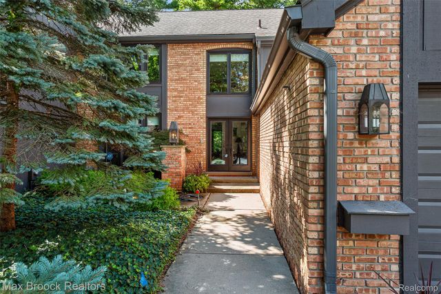 1935 Pine Ridge Lane, Bloomfield Charter Township, MI 48302