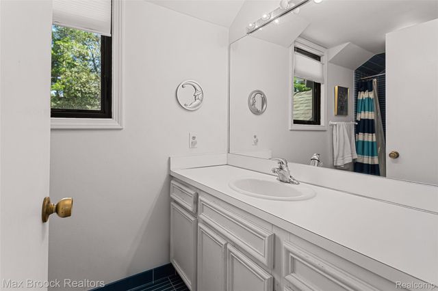 1935 Pine Ridge Lane, Bloomfield Charter Township, MI 48302