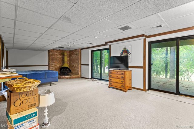 1935 Pine Ridge Lane, Bloomfield Charter Township, MI 48302